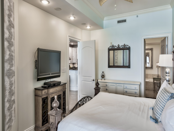 Four Bedroom Direct Beach Front Condo Sleeps 10 Guests